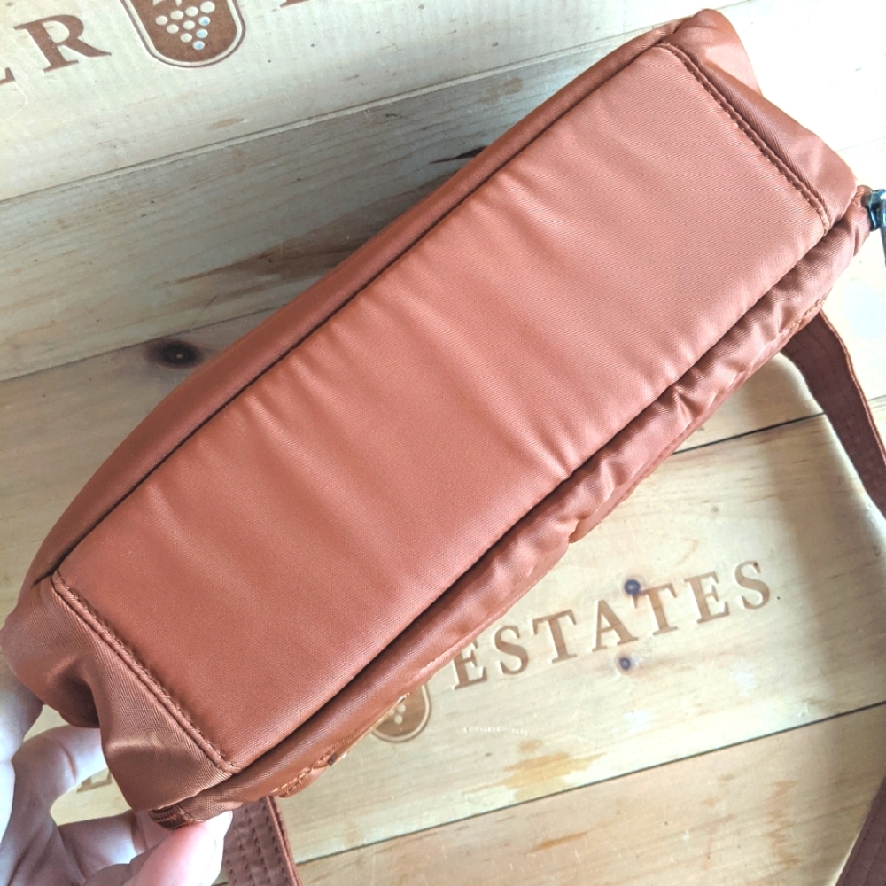 SOLD Lug Scoop Crossbody NWOT - Picture 6 of 13